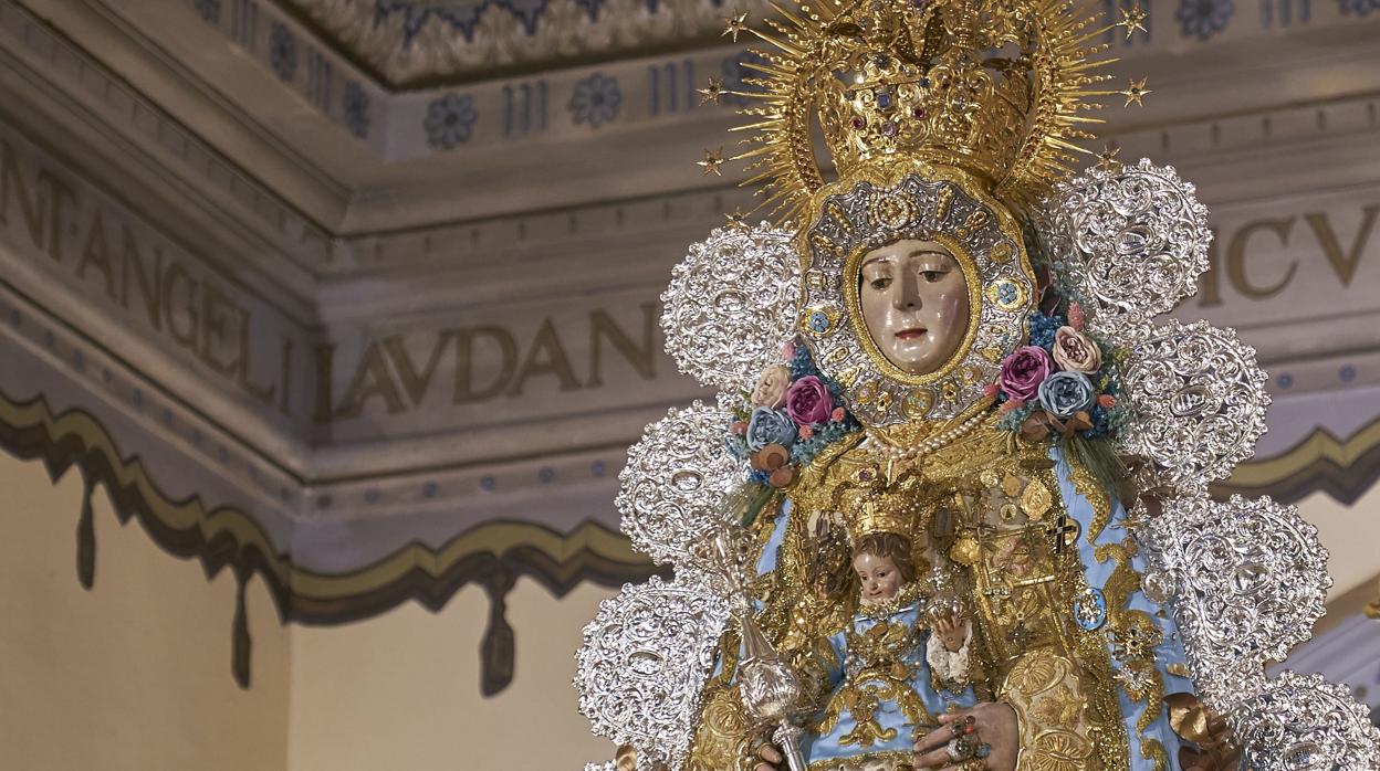 La Blanca Paloma ha amanecido vestida para celebrar la festividad de la Inmaculada Concepción