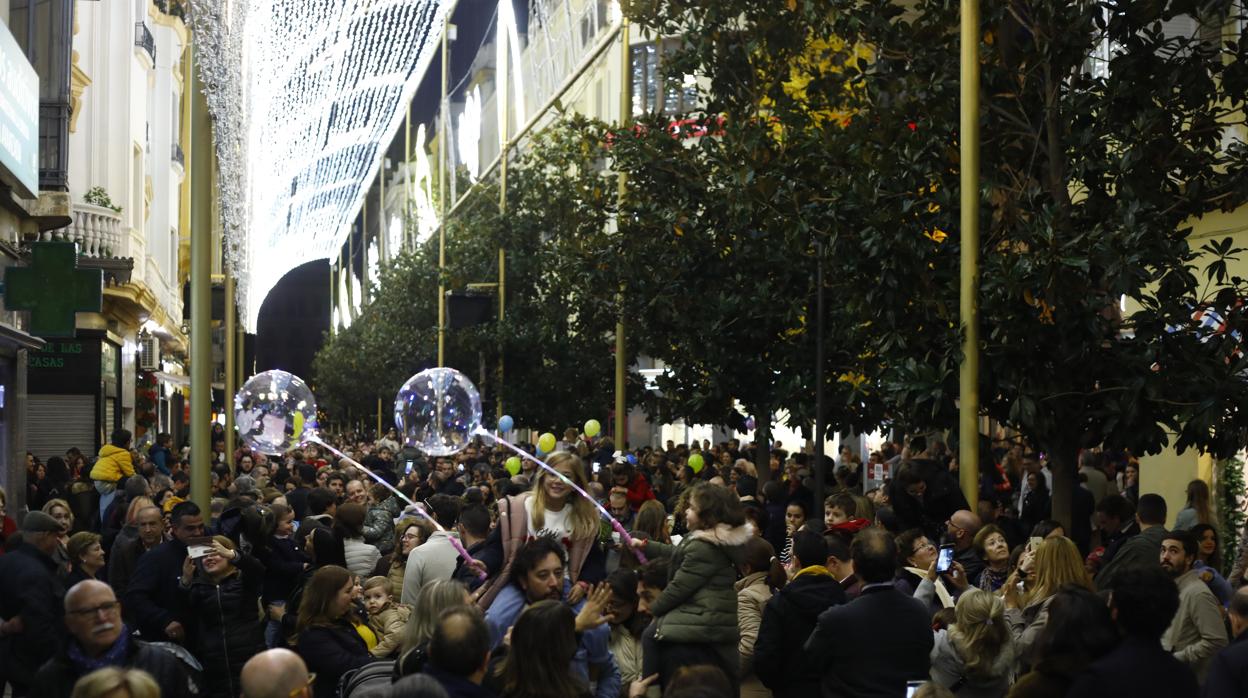 Una atestada calle Cruz Conde, durante el espectáculo de luz y música
