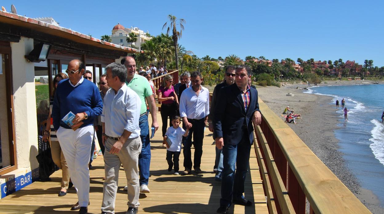 Uno de los tramos ya construidos en forma de pasarela de madera, en el término municipal de Mijas