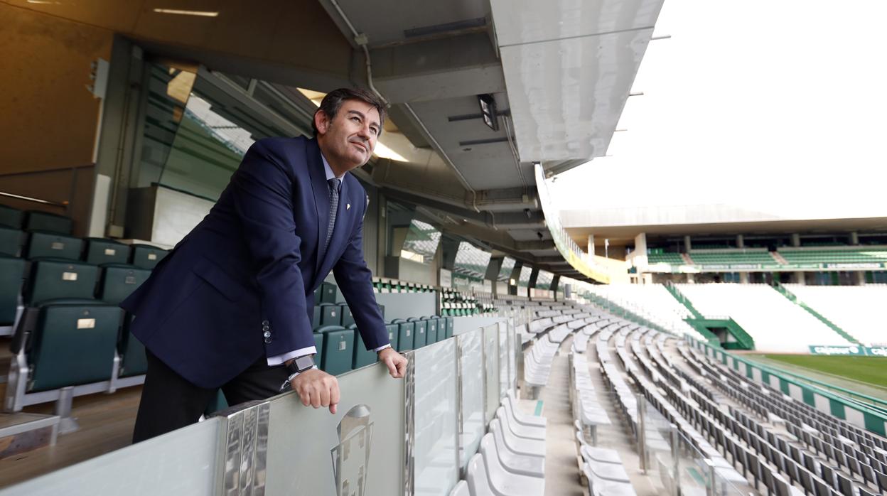El consejero delegado del Córdoba, Javier González, en el palco de El Arcángel