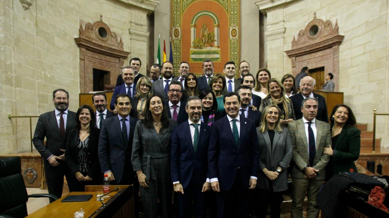 Foto de familia tras aprobarse los presupuestos en el pleno