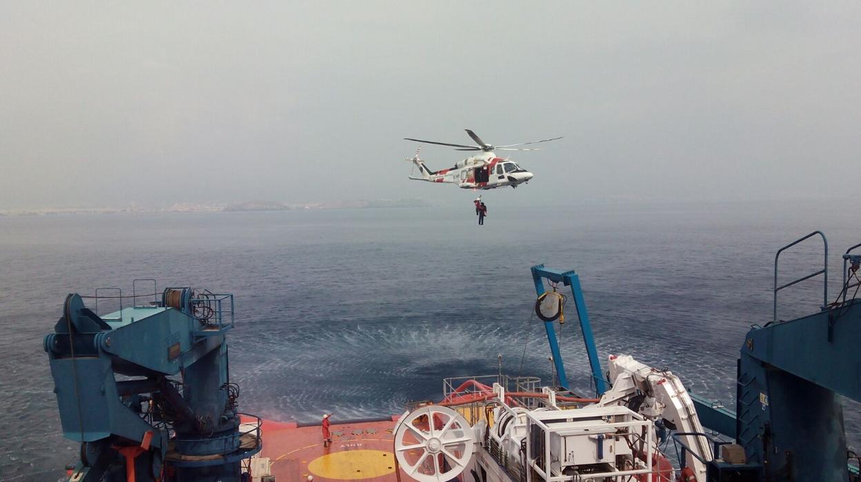 Imagen de archivo de Salvamento Marítimo de un rescate en helicóptero