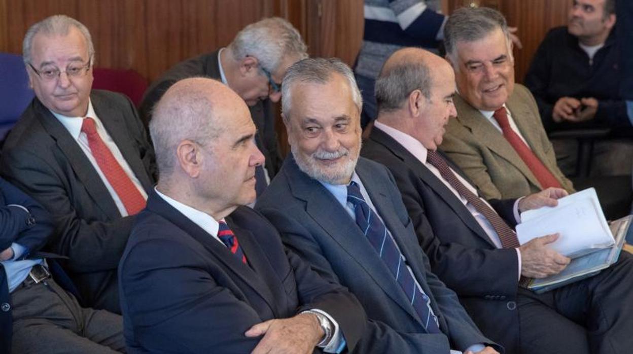 Los expresidentes de la Junta Manuel Chaves y José Antonio Griñán, en el banquillo de los acusados