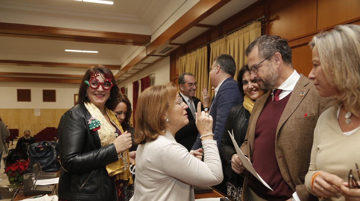 Ediles del PP y de Ciudadanos hablan antes del inicio del Pleno