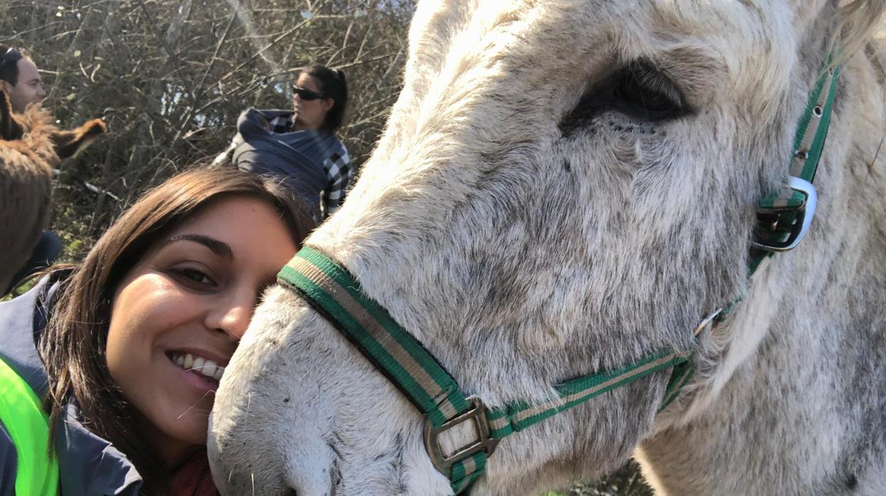 Una chica junto a uno de los asnos que forman parte del proyecto