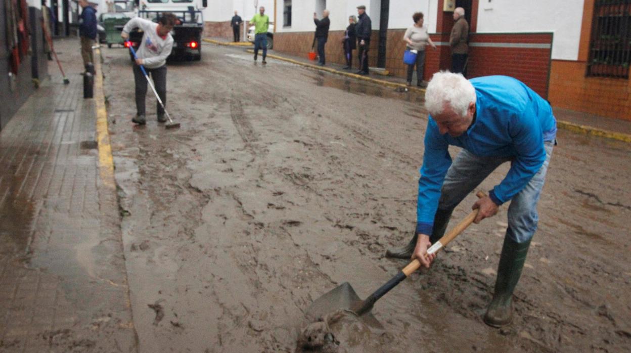 Vecinos de Nerva junto a efectivos de la Guardia Civil, Protección Civil y Policía Local, así como de bomberos, se afanan en las labores de limpieza de las zonas más afectadas