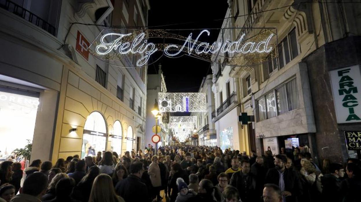 Calle Gondomar repleta de gente para ver el alumbrado navideño