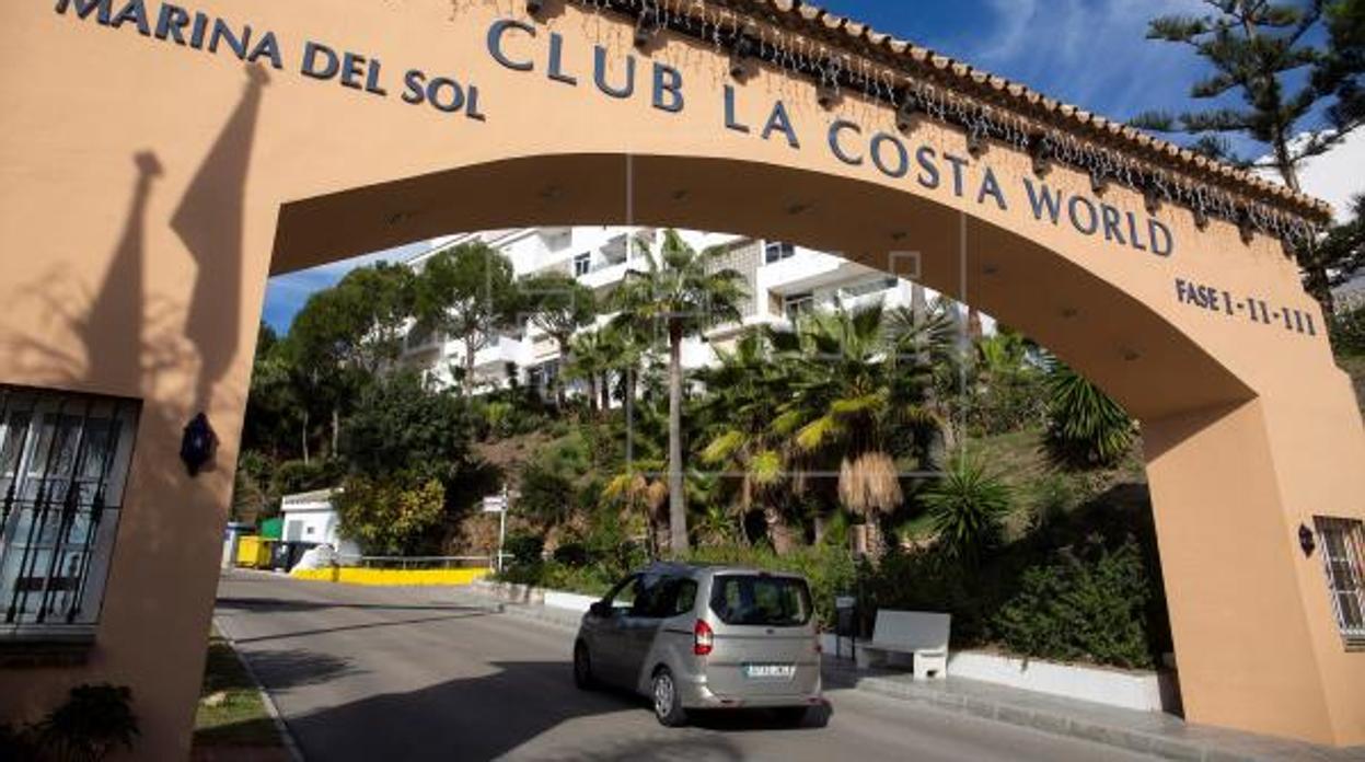 Entrada de la urbanicación La Costa World de Mijas