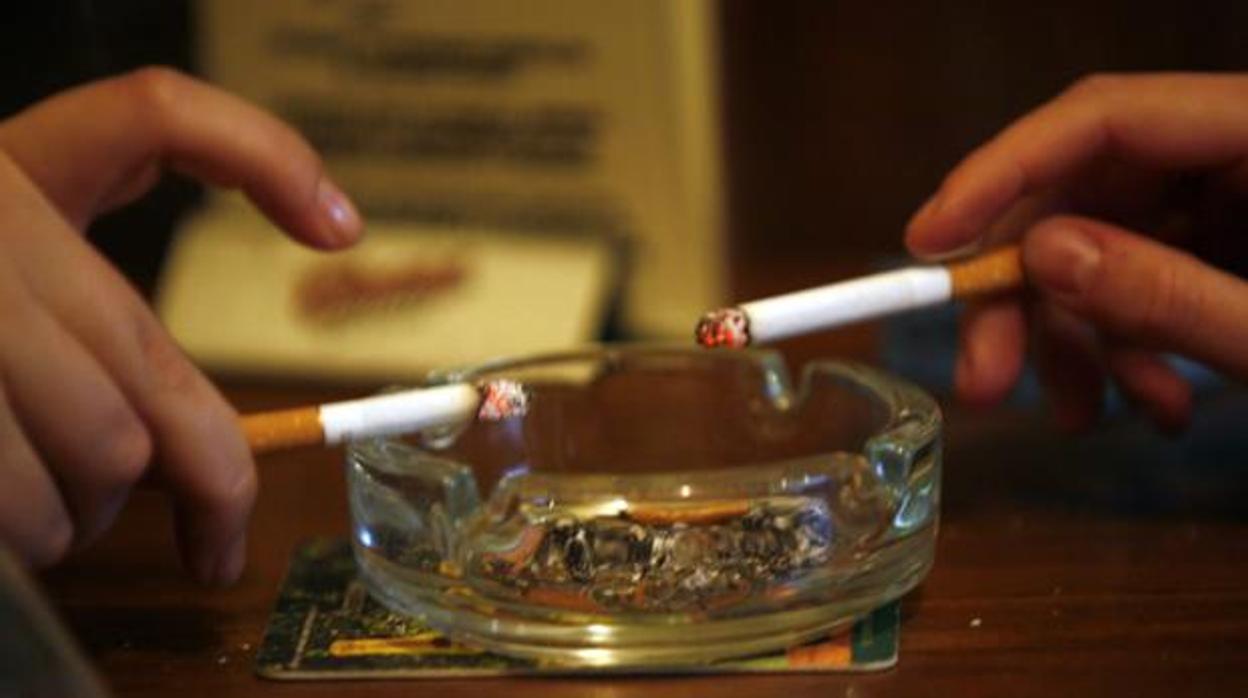 Dos personas fumando