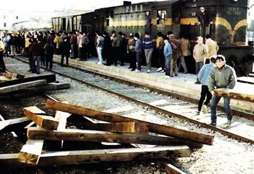 Las vías del tren en Baza fueron arrancadas en señal de protesta el día del cierre.