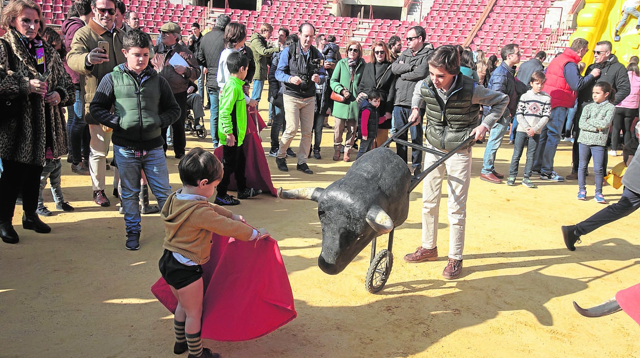 Un niño en la actividad realizada en la plaza de toros de Córdoba ayer por la mañana