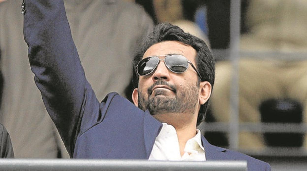 El jeque saluda desde el palco de La Rosaleda