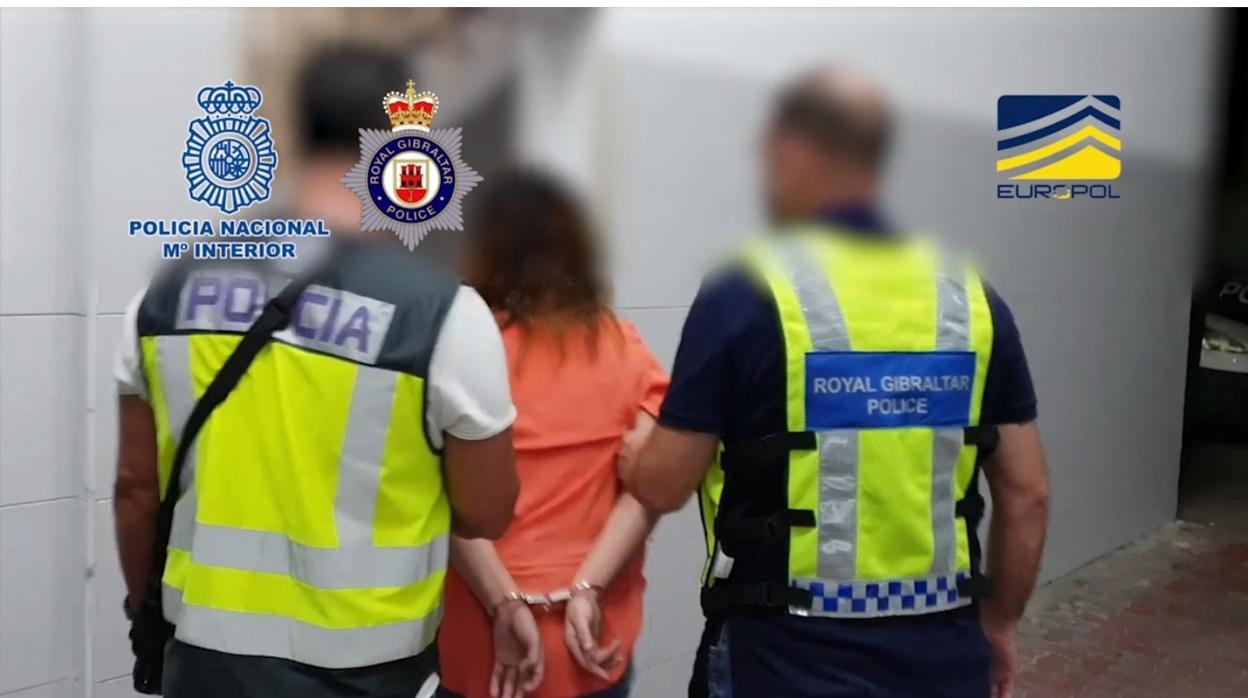 Un agente de la Policía Nacional y otro de la Policía de Gibraltar, con una de las detenidas