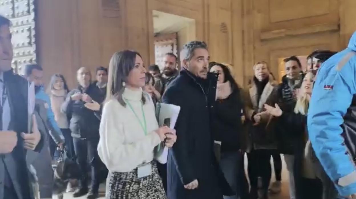 La directora de la Alhambra, Rocío Díaz, recibida con protestas antes de la reunión con el sector turístico.