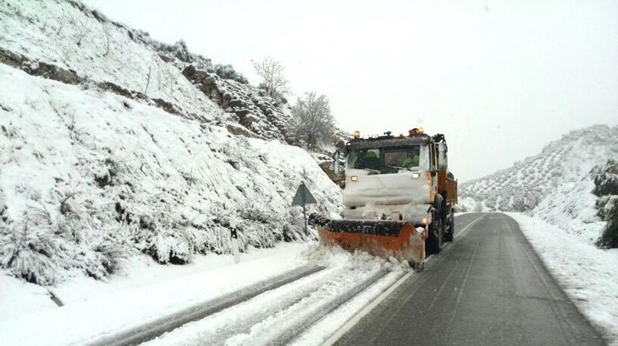 Una máquina quitanieves en las carreteras de Granada.
