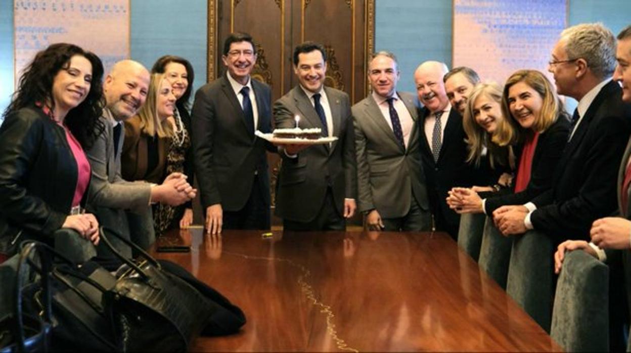 El Gobierno de Juanma Moreno celebró el martes 21 de enero su primer año con una tarta