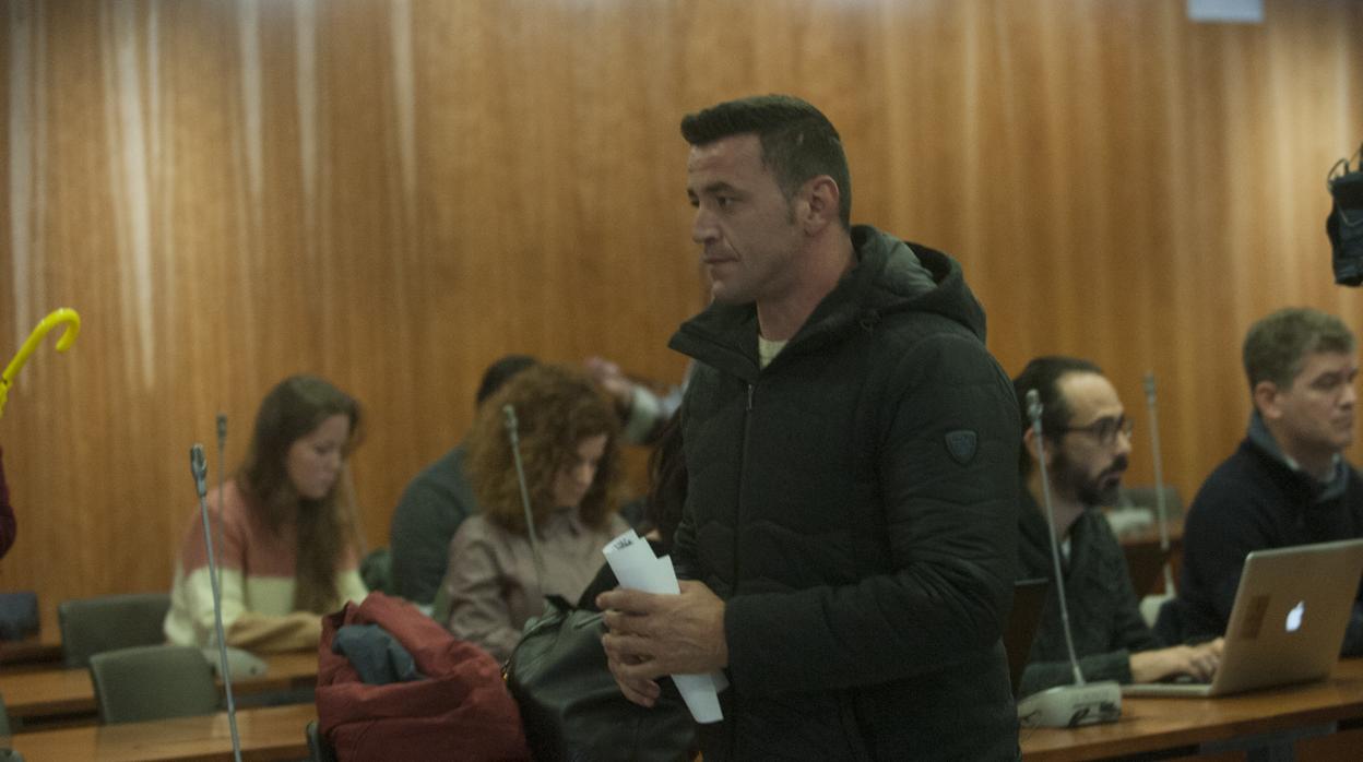 David Serrano cuando se dirigía al banquillo de los acusados