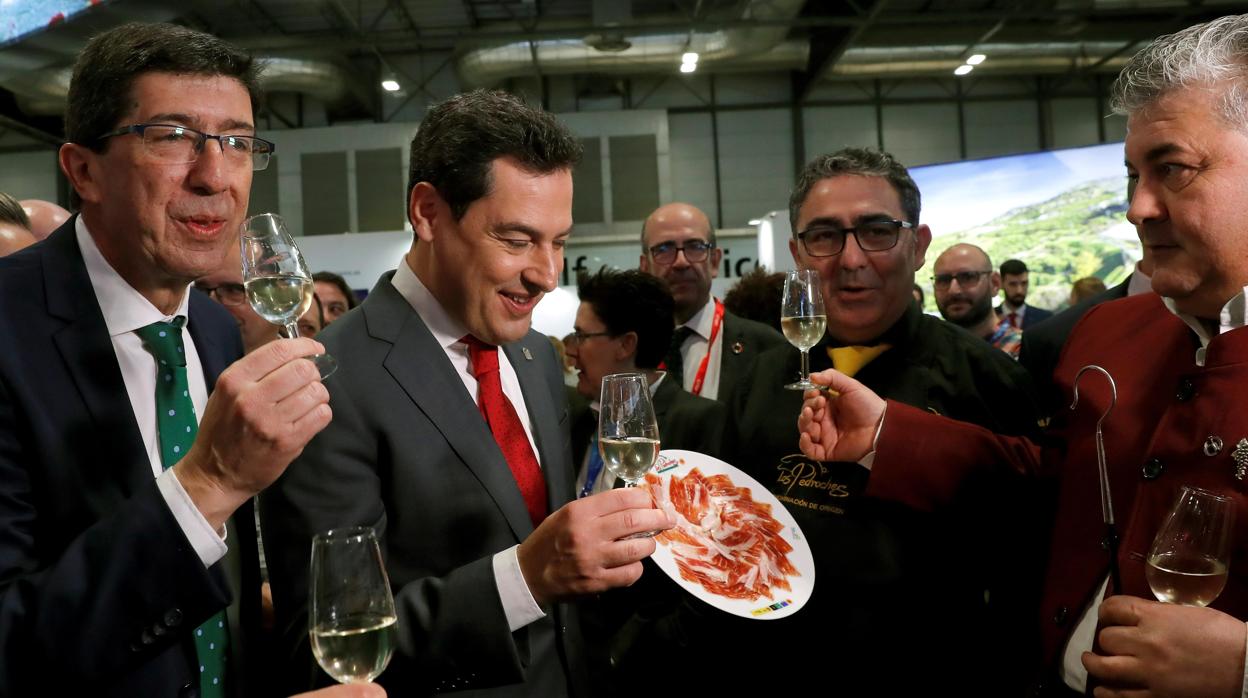 Marín y Moreno degustan una manzanilla en la feria del Turismo en Madrid