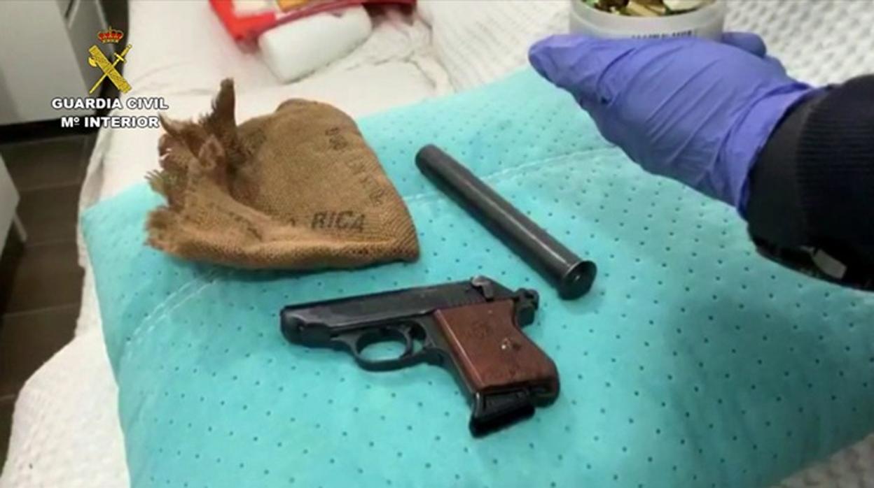 Imagen de un arma intervenida en la operación «Fortín» en la que fue detenido este narco