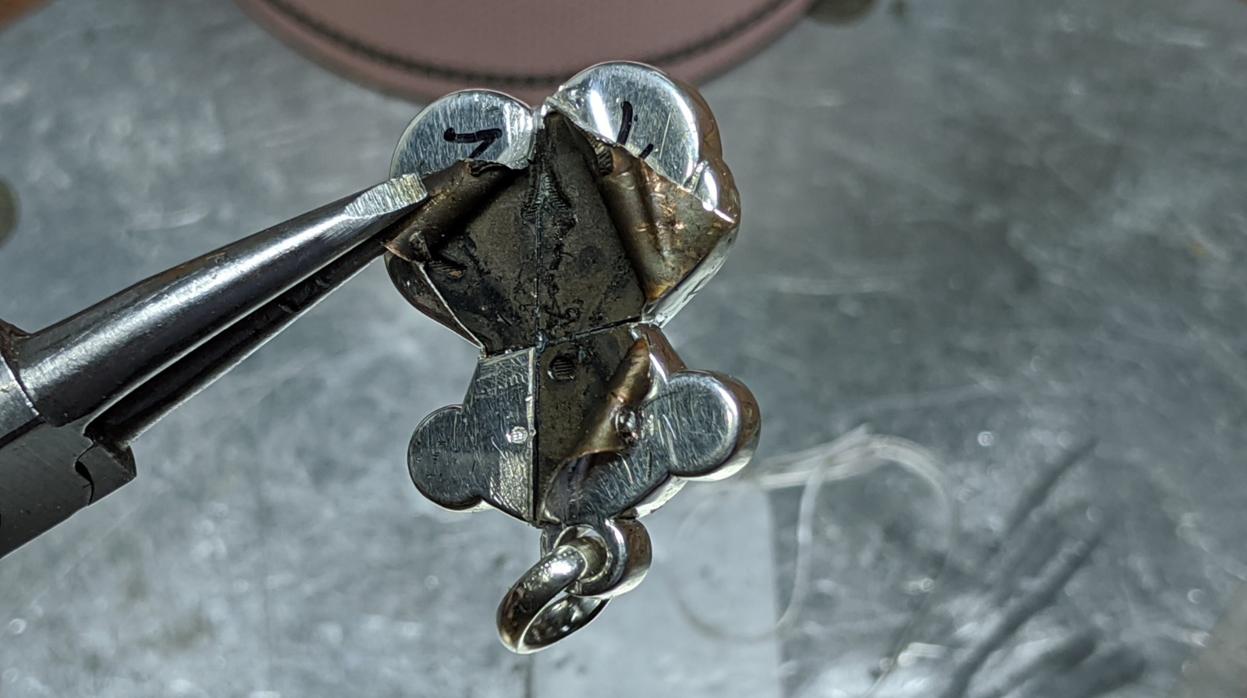 Interior de un osito de plata de Tous