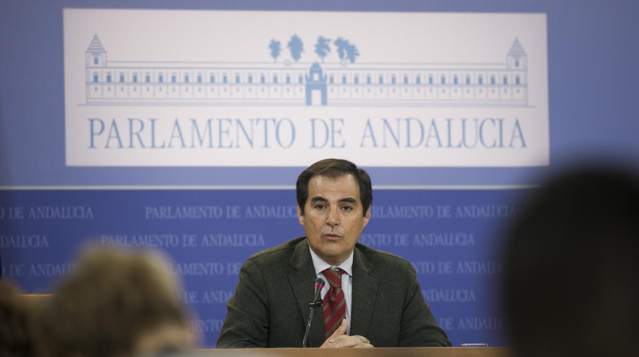 El portavoz del Partido Popular en el Parlamento andaluz José Antonio Nieto, en la rueda de Prensa que dio ayer