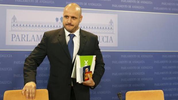 Denuncian a un diputado de Vox Andalucía por arrancar carteles sindicales en el Parlamento
