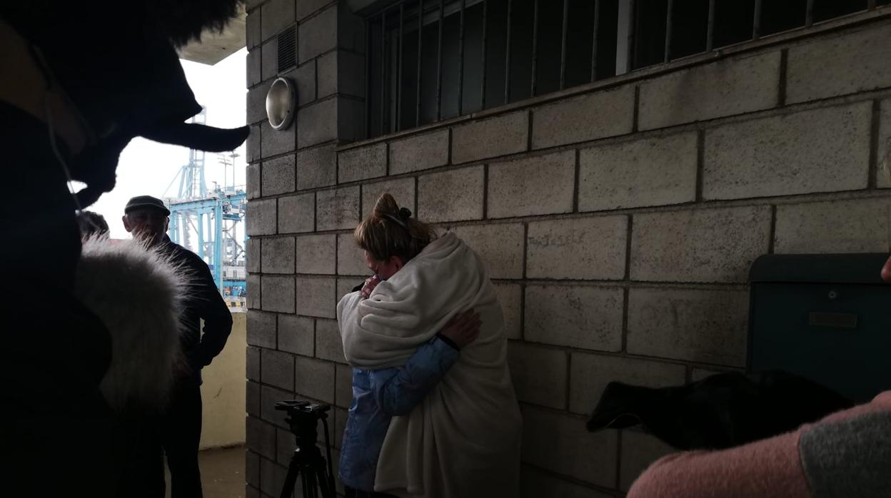 Familiares de los pescadores embarcados en el «Rua Mar» de Algeciras