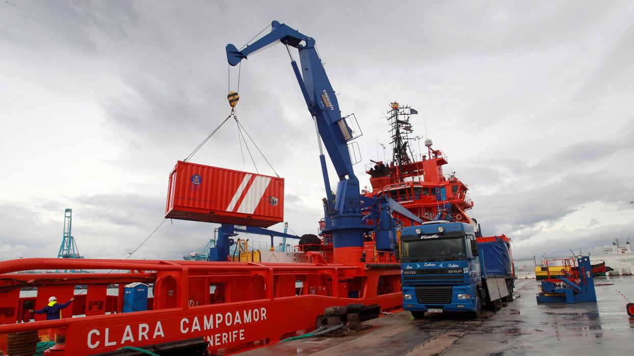 Imagen de la subida to del robot marino articulado al buque de Salvamento en el puerto de Algeciras