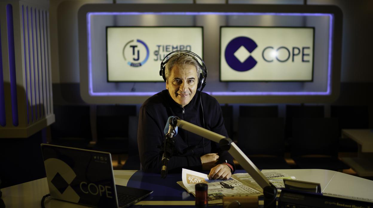 Manolo Lama, en los estudios de la cadena Cope en Madrid