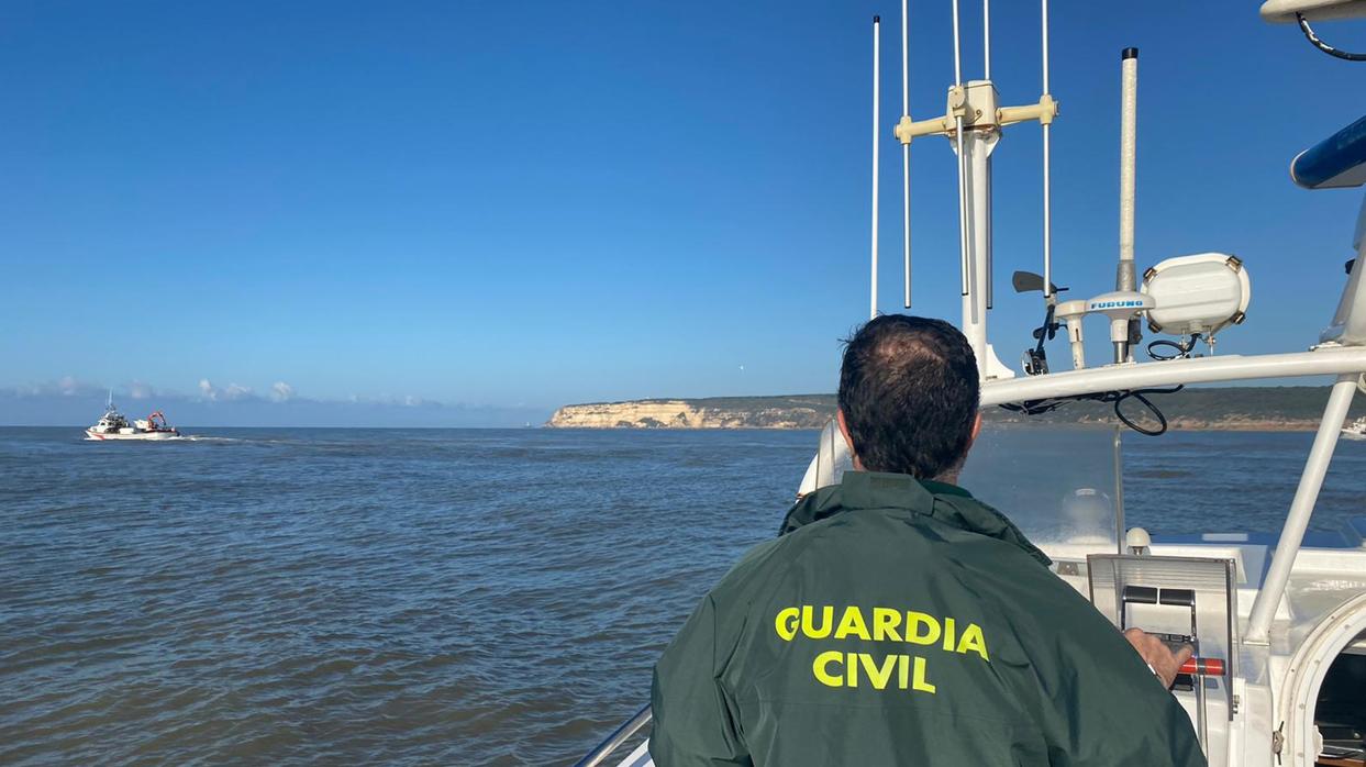 Imagen de una de las embarcaciones de la Guardia Civil que participa en la búsqueda
