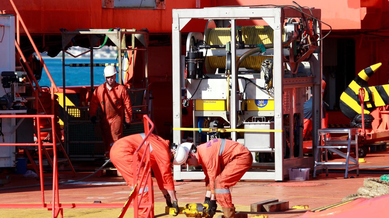 Imágenes de la instalación del robot marino en un buque de Salvamento Marítimo