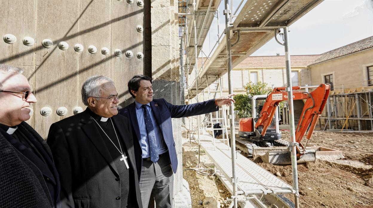 El obispo y el alcalde, hoy viendo las obras del Palacio Episcopal