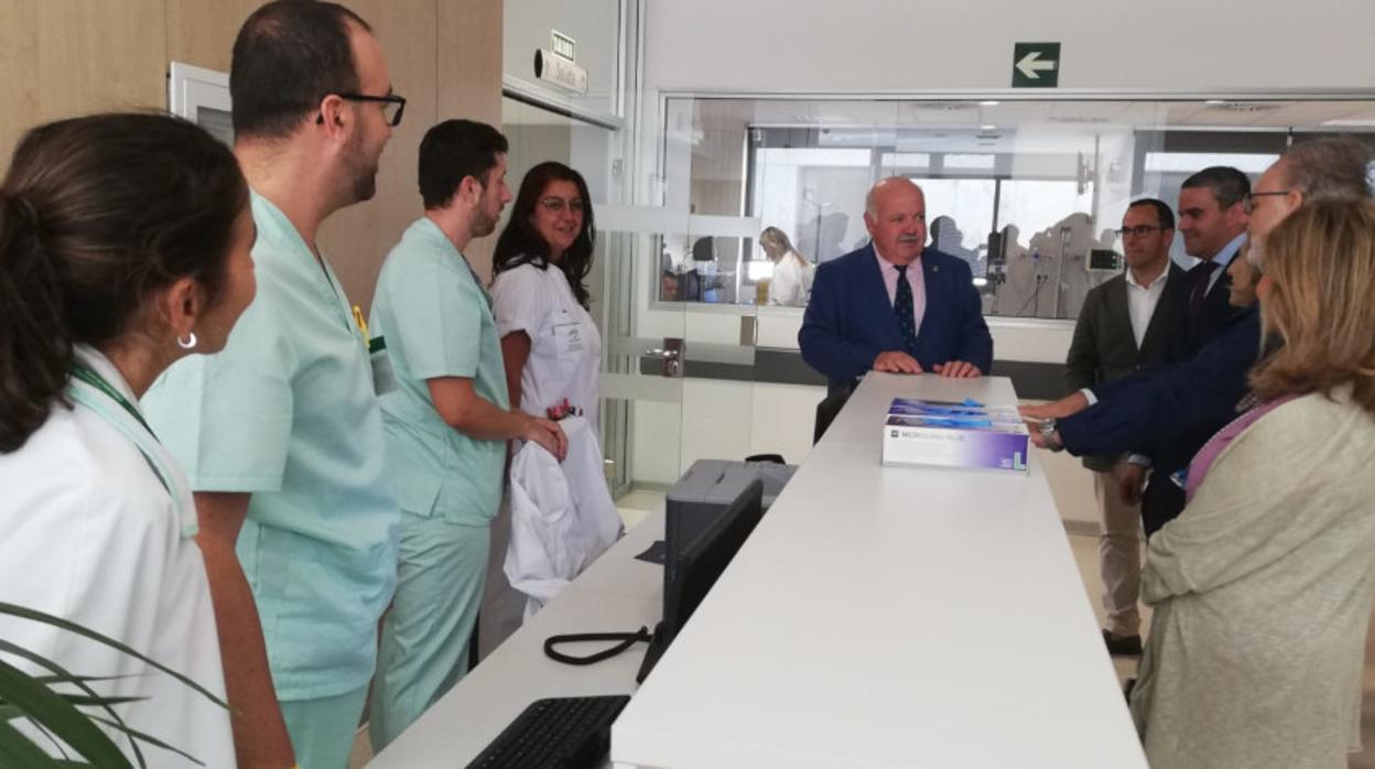 El consejero Jesús Aguirre en la apertura del hospital de La Janda en Vejer de la Frontera