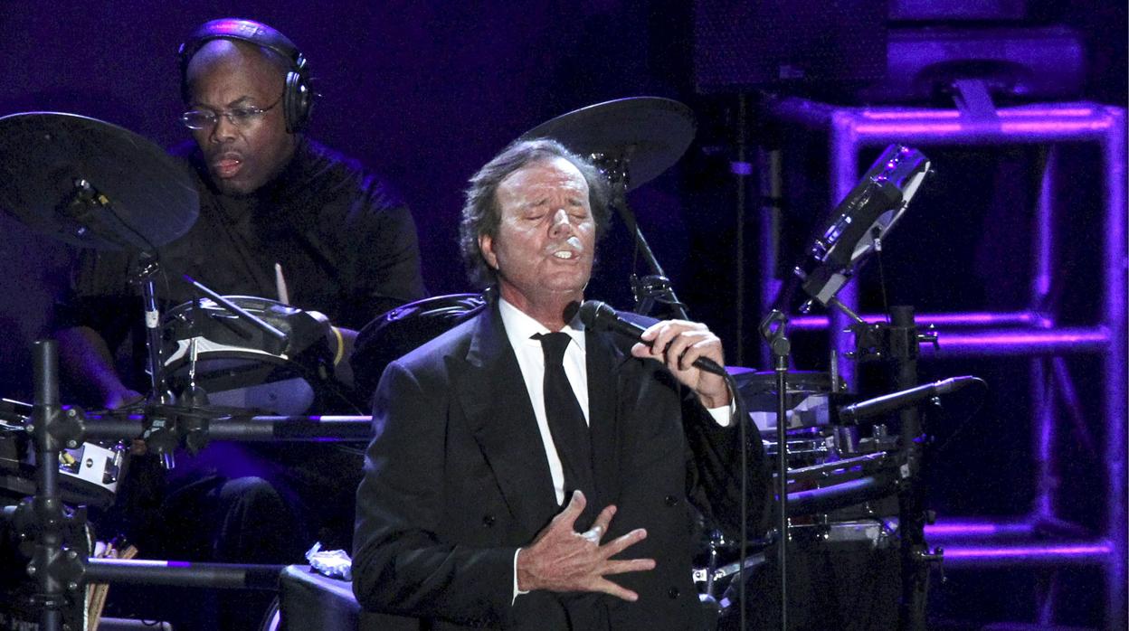 Julio Iglesias, en un concierto en la plaza de toros de Málaga en 2010