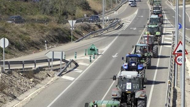 Agricultores y ganaderos de Granada sacarán los tractores por la crisis del campo el 19 de febrero