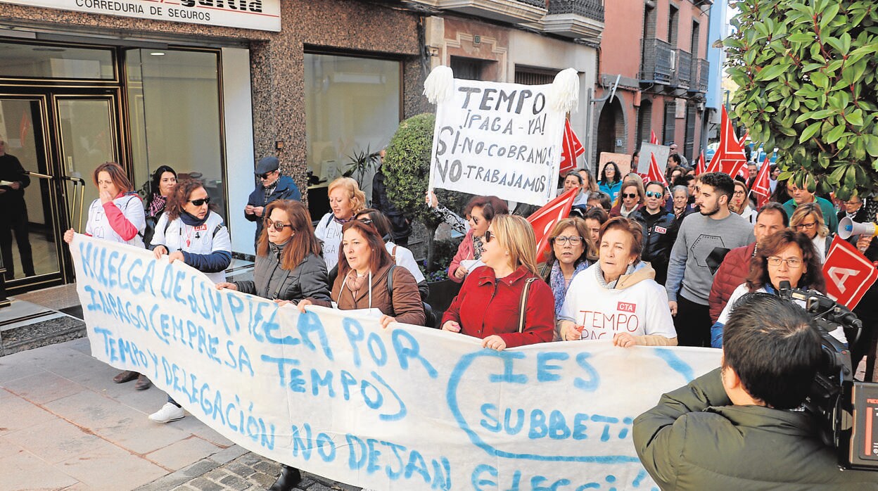 Manifestación de trabajadoras afectadas en Lucena