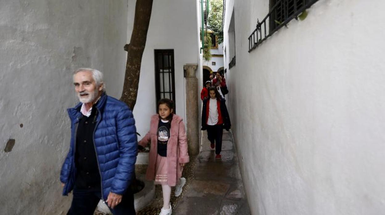 Turistas saliendo de la calleja del Pañuelo