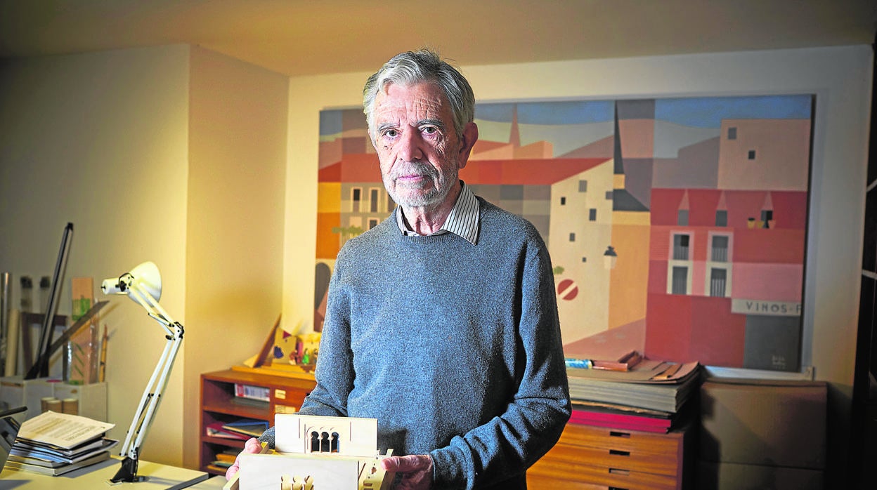José Ramón Menéndez de Luarca en su despacho, con una maqueta de Medina Azahara