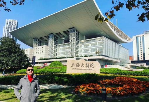 El tenor posa en el Gran Tearo de Shangai