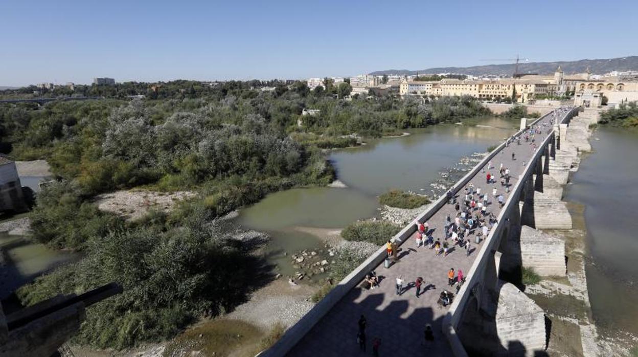 Vista panorámica del Puente Romano y el río Guadalquivir a su paso por Córdoba