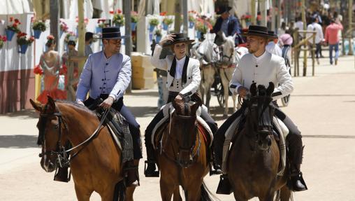 Caballistas en el recinto ferial de Córdoba