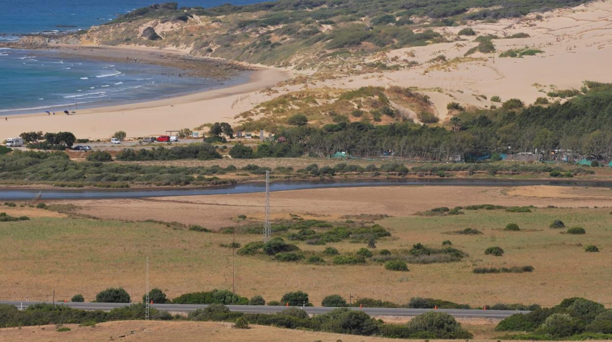 Imagen de la zona donde irá el proyecto, con la playa al fondo