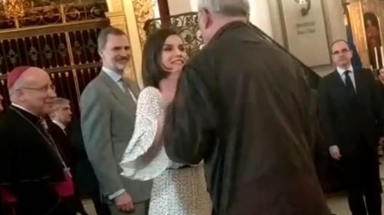 Ovalle cumplimenta a la Reina para después hacerlo con el Rey de España