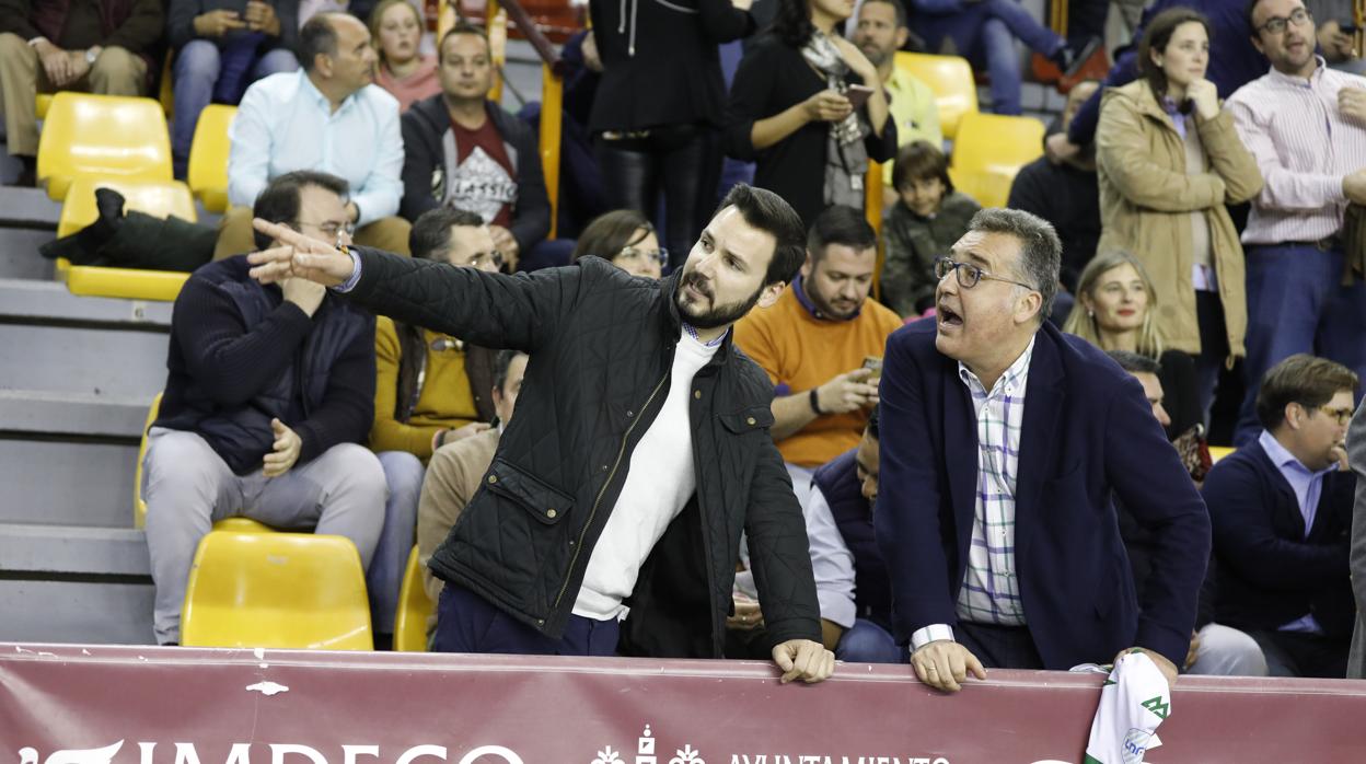 Manuel Torrejimeno, a la derecha en el Pabellón Vistalegre