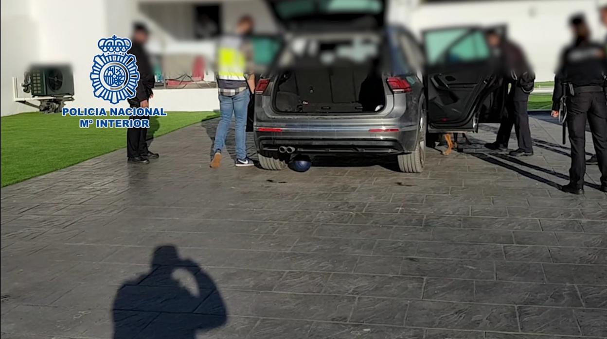 Agentes de la Policía registran uno de los vehículos encontrados en la casa de la pareja de Crespo