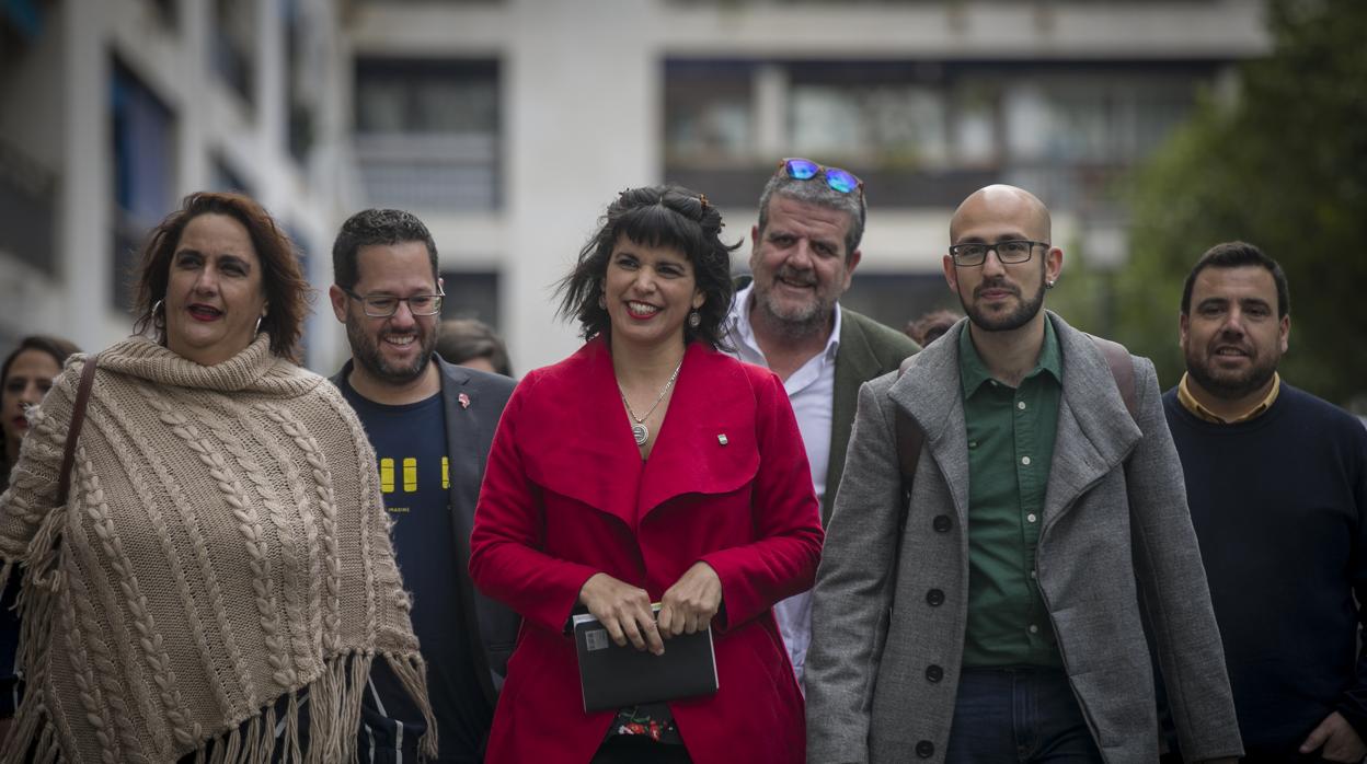 Teresa Rodríguez, rodeada de su equipo