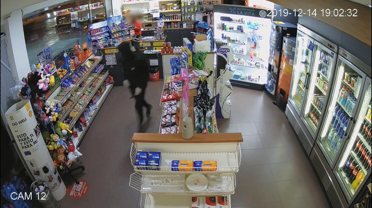 Imagen de uno de los atracadores detenidos en una gasolinera de Granada