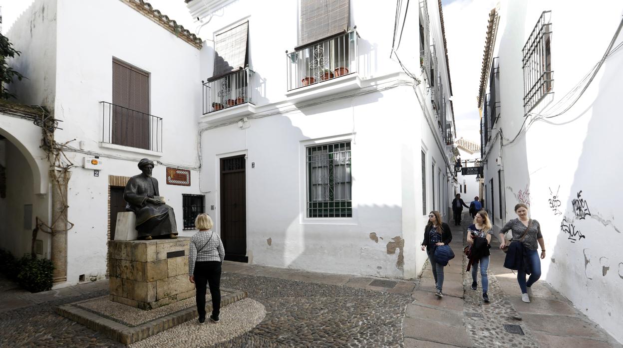 Placita de Tiberíades, con el monumento a Maimónides y la calle Judíos como fondo