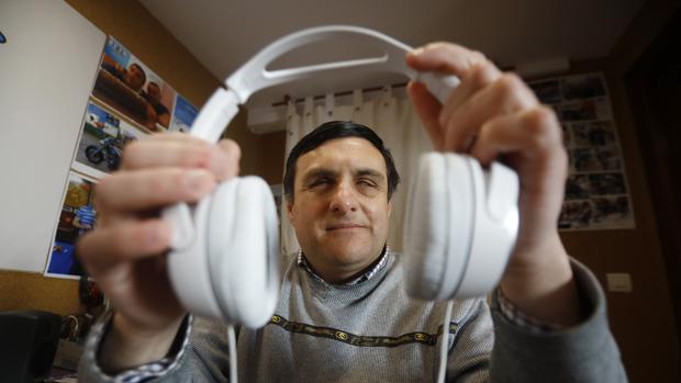 Quino Ceular, fundador de Intimidad Radio: «Yo no veo con los ojos. Veo con el corazón»