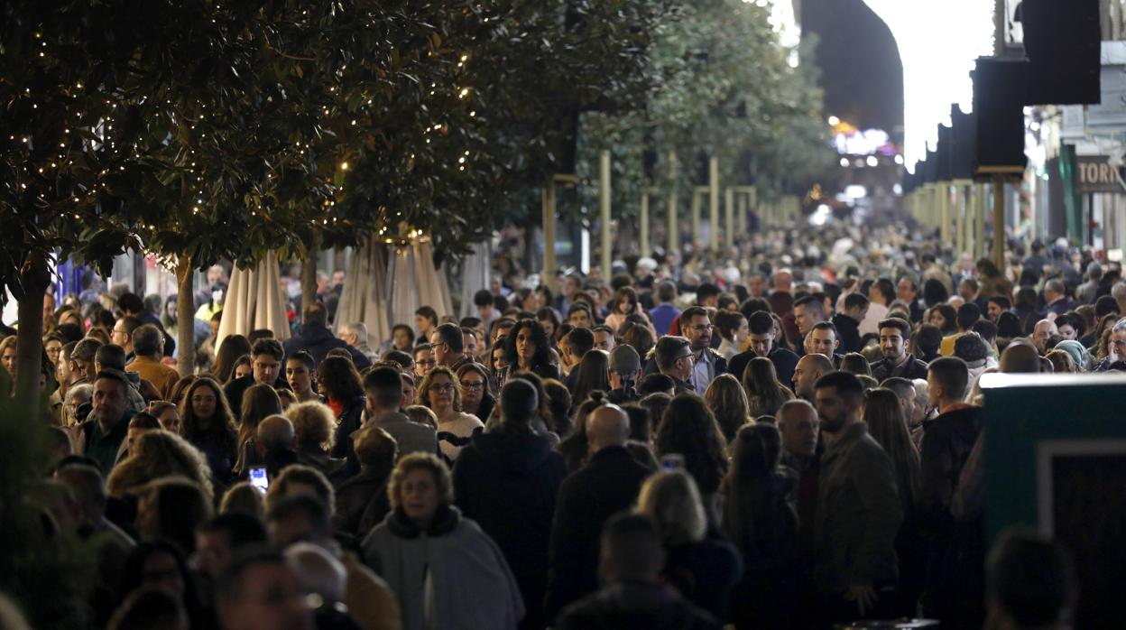 Imagen de la calle Cruz Conde, atestada durante esta Navidad
